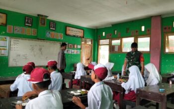 POLRES LOTENG KAWAL PENDISTRIBUSIAN MBG, BHABINKAMTIBMAS HADIR DI TENGAH SISWA