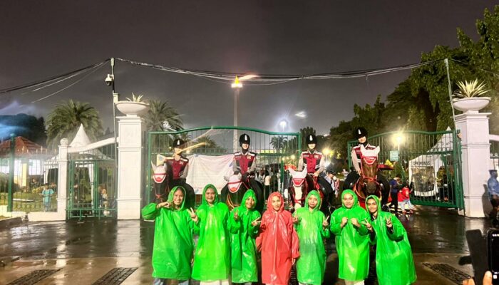 Polisi Berkuda Polsatwa Patroli di Monas, Warga Antusias hingga Foto Bareng