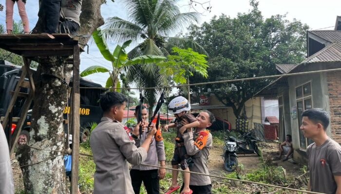 Trauma Healing Polri Hadirkan Flying Fox untuk Kembalikan Senyum Anak-Anak Terdampak Bencana di Kayu Pasak