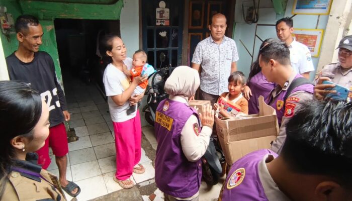 Tim Trauma Healing Polri Bersama Relawan Mahasiswa UI Hadir Bersama Warga Pascabanjir di Cilincing