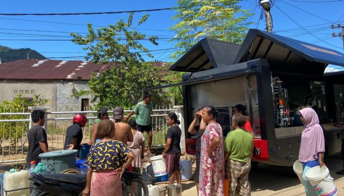 Brimob Polda Sumut Distribusikan Air Bersih ke Desa Sibuluan Nauli Pascabencana