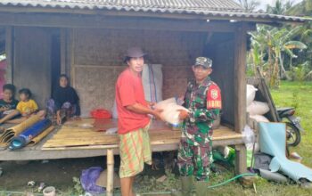 Pasca Banjir Sekotong, Babinsa Kawal Bantuan Warga Terdampak