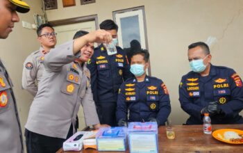 Polda Jabar Pastikan Makanan Aman Dikonsumsi bagi Warga Terdampak Banjir di Karawan