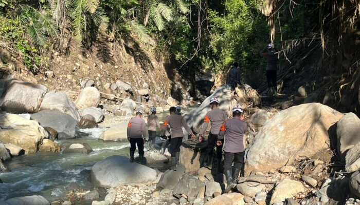 Tim SAR Resimen II Pas Pelopor Normalisasi Sungai dan Dukung Pembangunan Huntara di Agam