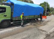 Babinsa Sigap Atasi Truk Amblas di Jalur Gilimas