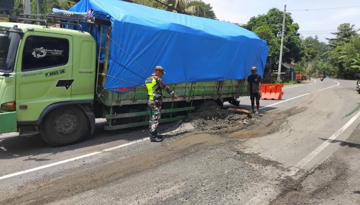 Babinsa Sigap Atasi Truk Amblas di Jalur Gilimas