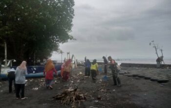 TNI dan Warga Bergerak Cepat Bersihkan Pantai Tercemar