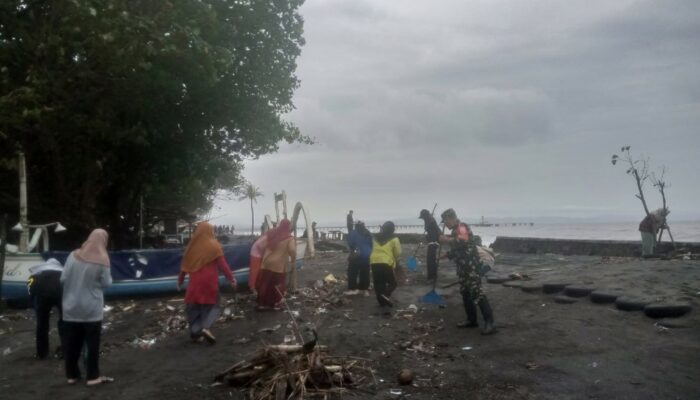 TNI dan Warga Bergerak Cepat Bersihkan Pantai Tercemar