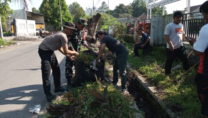 Gotong Royong Babinsa dan Desa Ciptakan Lingkungan Sehat