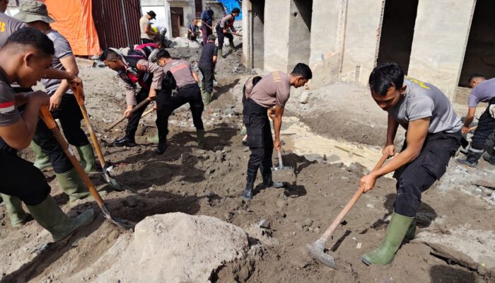 Bersihkan Rumah Allah Pascabanjir, Polri dan Warga Bener Meriah Gotong Royong Siapkan Meunasah Sambut Ramadan