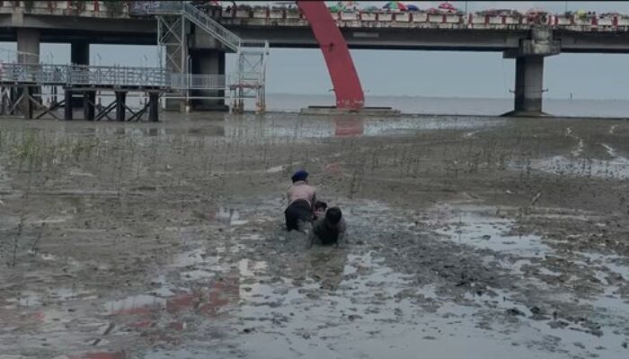 Respons Cepat Dit Polairud Polda Jatim Selamatkan Dua Anak Terjebak Lumpur di Wisata Kenjeran