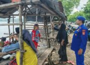 Sejumlah personel Satpolairud Polres Bima Polda NTB berseragam lengkap melaksanakan patroli pengamanan Wisata di Pantai Kalaki.