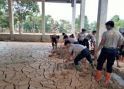 Brimob Polda Sumut Bersihkan Lumpur di Aula SMP Swasta Santo Fransiskus Pandan Pascabencana