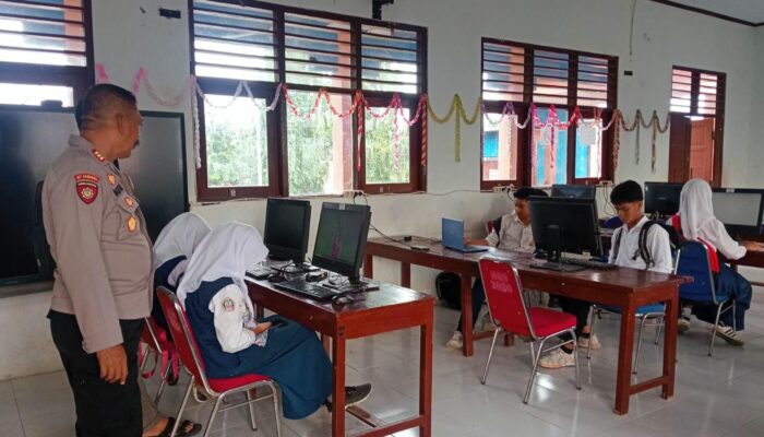 Polsek Woha Laksanakan Pengamanan Ujian Calon Siswa Baru SMA Kemala Taruna Bhayangkara di SMPN I Woha