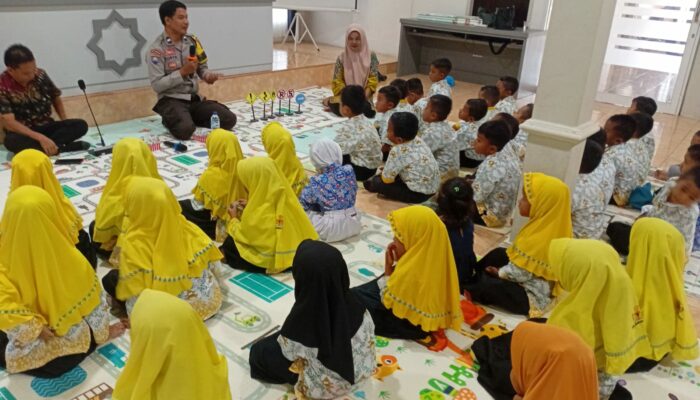 Bhabinkamtibmas Desa Lampok Hadiri Kelas Inspirasi, Tanamkan Pemahaman Tugas Polisi Sejak Dini