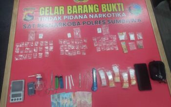 Grebek Rumah di Lape, Polres Sumbawa Temukan Puluhan Poket Sabu di Dalam Sebuah Dompet Pelaku
