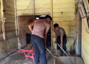Brimob Polda Sumut Laksanakan Gotong Royong Pembersihan Rumah dan Gudang Warga Terdampak Bencana