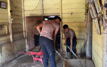 Brimob Polda Sumut Laksanakan Gotong Royong Pembersihan Rumah dan Gudang Warga Terdampak Bencana