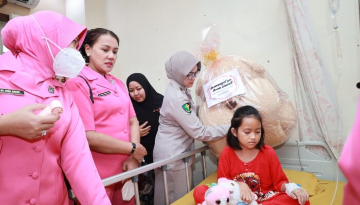 Bertemu Saat Banjir Rob Sei Tabuk, Kapolda Kalsel Berikan Bantuan Biaya Pengobatan Anak Yatim Piatu Korban Laka Lantas