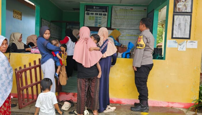 Bhabinkamtibmas Desa Sekongkang Atas Pantau Kegiatan Posyandu Bina Sejahtera