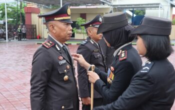 Tanda Kehormatan dari Negara, Kapolres Sumbawa Sematkan Satyalancana kepada Personel Berdedikasi