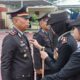 Tanda Kehormatan dari Negara, Kapolres Sumbawa Sematkan Satyalancana kepada Personel Berdedikasi