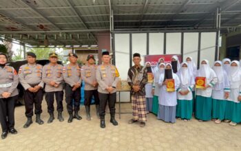 Polri Salurkan Bantuan Al-Qur’an kepada Pesantren Terdampak Banjir