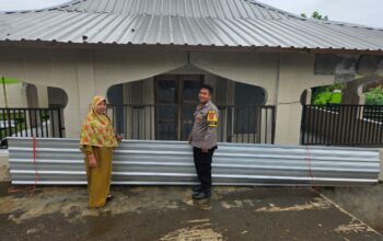 Bhabinkamtibmas Desa Sekongkang Atas Berikan Bantuan Spandek untuk Mushola Al Fatih yang Terdampak Pasca Hujan dan Angin Kencang