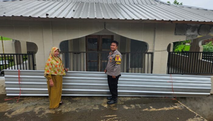 Bhabinkamtibmas Desa Sekongkang Atas Berikan Bantuan Spandek untuk Mushola Al Fatih yang Terdampak Pasca Hujan dan Angin Kencang