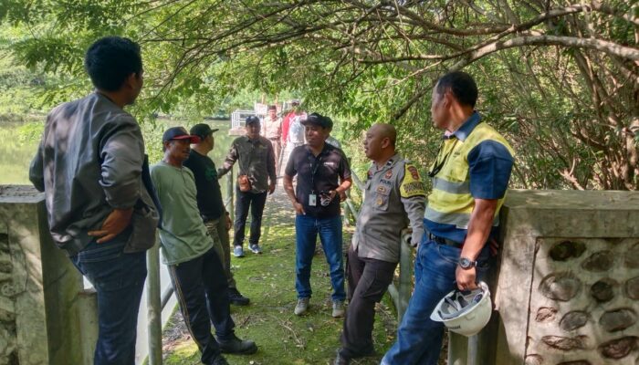 Bhabinkamtibmas Benete Dampingi Peninjauan Embung Batu Bangkong Terkait Masuknya Sampah dari TPA Sampar Jajong