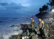 Babinsa dan Bhabinkamtibmas Waspadai Gelombang Tinggi Pantai Gading