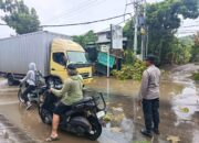 Polsek Kawasan Mandalika Datangi Lokasi Banjir Akibat Hujan Deras Disertai Angin Kencang. ‎
