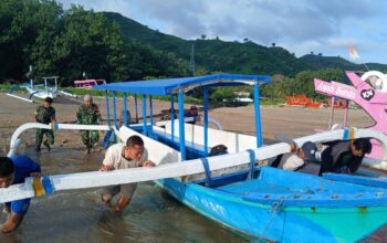 Babinsa dan Warga Kompak Dorong Perahu