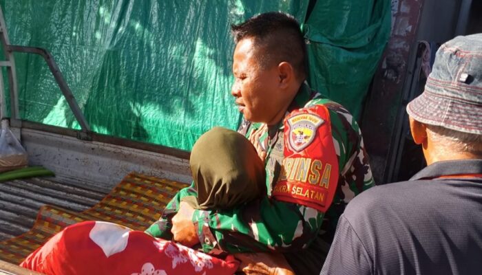 Babinsa Cakra Selatan Antar Lansia Lumpuh Jalani Terapi