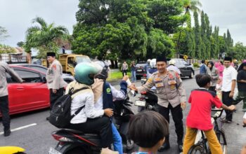 Personel Polres Lombok Timur Bagikan Takjil dan Sampaikan Himbauan Kamtibmas kepada Pengendara