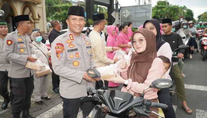 Kapolres Lombok Timur Pimpin Pembagian Takjil, Ajak Masyarakat Jaga Kamtibmas Selama Ramadan