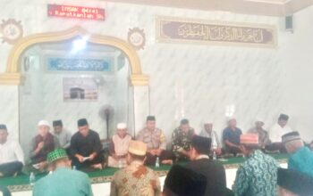 Bhabinkamtibmas Desa Sekongkang Bawah Hadiri Sedekah Lang di Masjid Nurul Iman