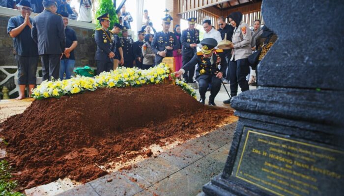 Hadiri Pemakaman, Kapolri: Pesan Eyang Meri Jadi Inspirasi dan Semangat Keluarga Besar Polri