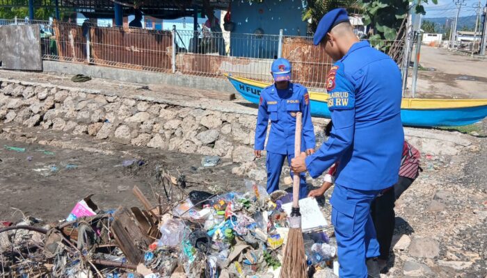 Peduli Lingkungan Pesisir, Polairud Polda NTB Bersama TNI AL dan Instansi Terkait Bersihkan Pantai Pelabuhan Sape