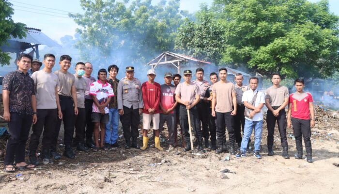 Tindak Lanjuti Instruksi Presiden RI, Personel Polres Bima Kerja Bakti Bersihkan Pantai Kalaki