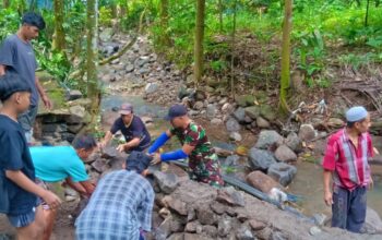 Kebersamaan Warga Perkuat Talud Jembatan Ranjok Timur