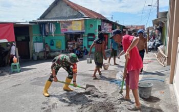 Sambut Ramadhan, Babinsa dan Warga Perbaiki Mushola