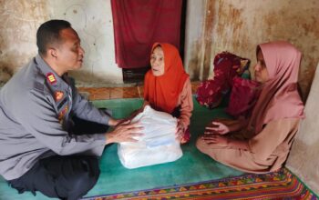 Kapolsek Jonggat Patroli Dialogis dan Salurkan Sembako kepada Warga Jompo di Desa Jelantik