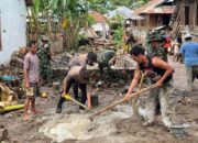 Dukung Program TMMD Ke-172 Anggota Sat Samapta dan Personel Polsek Monta Ikut Serta Bangun Rumah Warga di Desa Waro