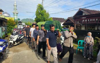 Dekat dan Peduli Dengan Warga Binaan, Bhabinkamtibmas Desa Sekongkang Atas Melayat dan Hadiri Pemakaman