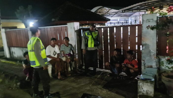 Personel Piket Jaga Polsek Jereweh Intensifkan Patroli Dialogis Selama Shalat Tarawih