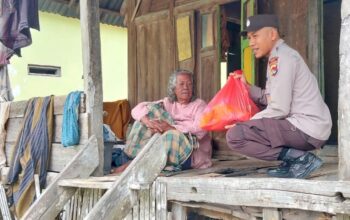 Ringankan Beban Sesama dan Meraih Berkah di Bulan Suci Ramadhan, Bhabinkamtibmas Polsek Woha Santuni Lansia
