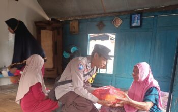 Berbagi di Bulan Penuh Berkah, Bhabinkamtibmas Polsek Woha Salurkan Bantuan Sembako Bagi Lansia di Desa Binaannya