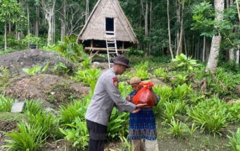 Menyentuh Dengan Hati dan Raih Berkah di Bulan Suci Ramadhan, Kanit Binmas Polsek Donggo Salurkan Bantuan Bagi Warga Kurang Mampu