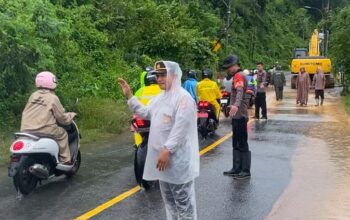 Polisi Terapkan Sistem Buka-Tutup di Jalur Taliwang–Jereweh, Material Longsor Dibersihkan dengan Dua Excavator